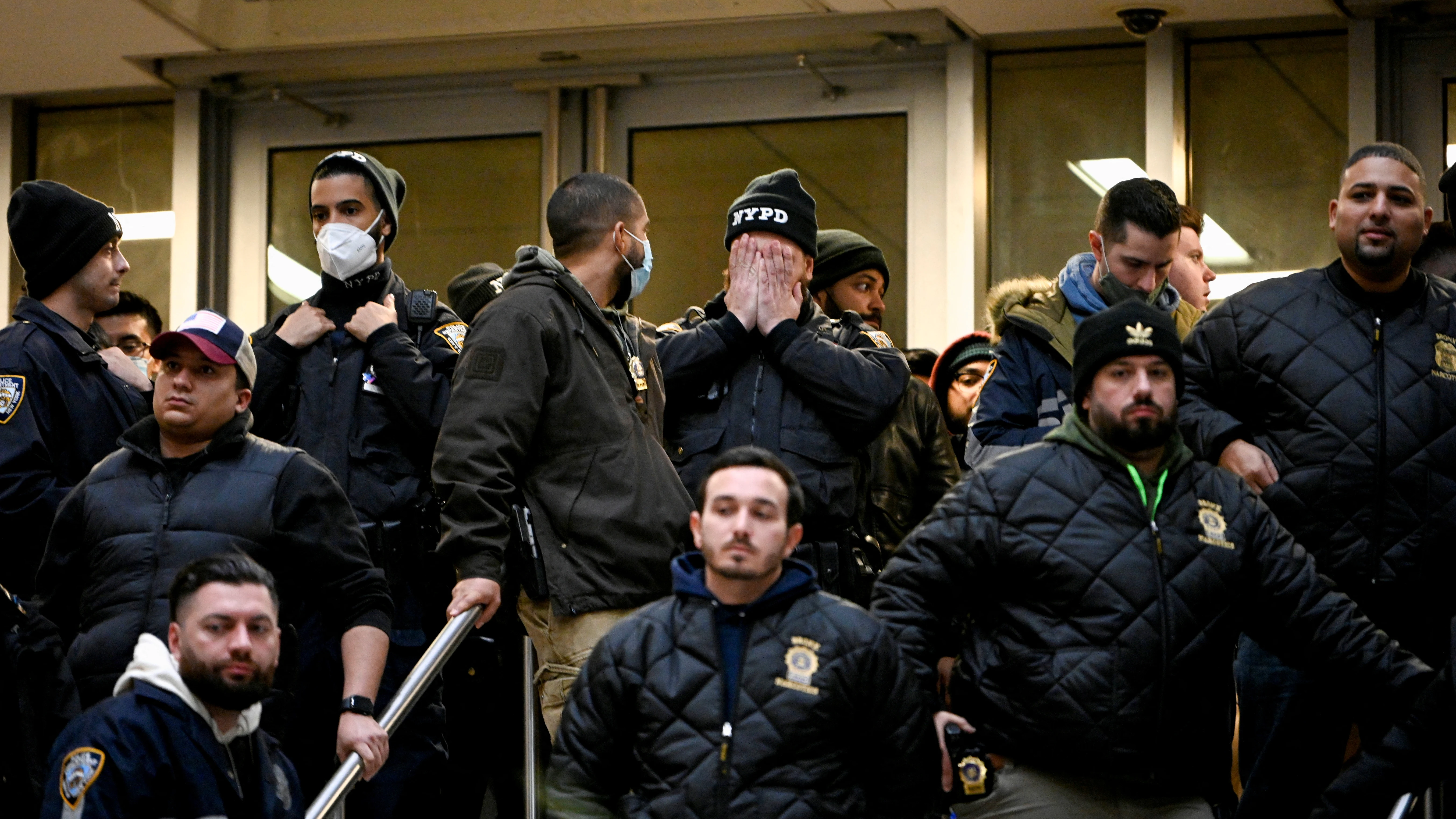 Compañeros del policía neoyorquino fallecido durante un tiroteo en Harlem