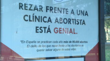 Córdoba no eliminará los carteles que animan a rezar frente a las clínicas de aborto de las marquesinas municipales