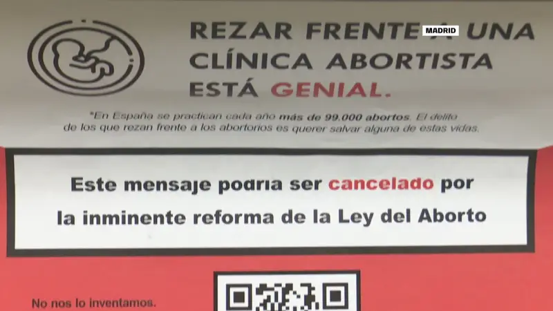 Valencia retira los carteles antiabortistas de las marquesinas tras una petición de la EMT