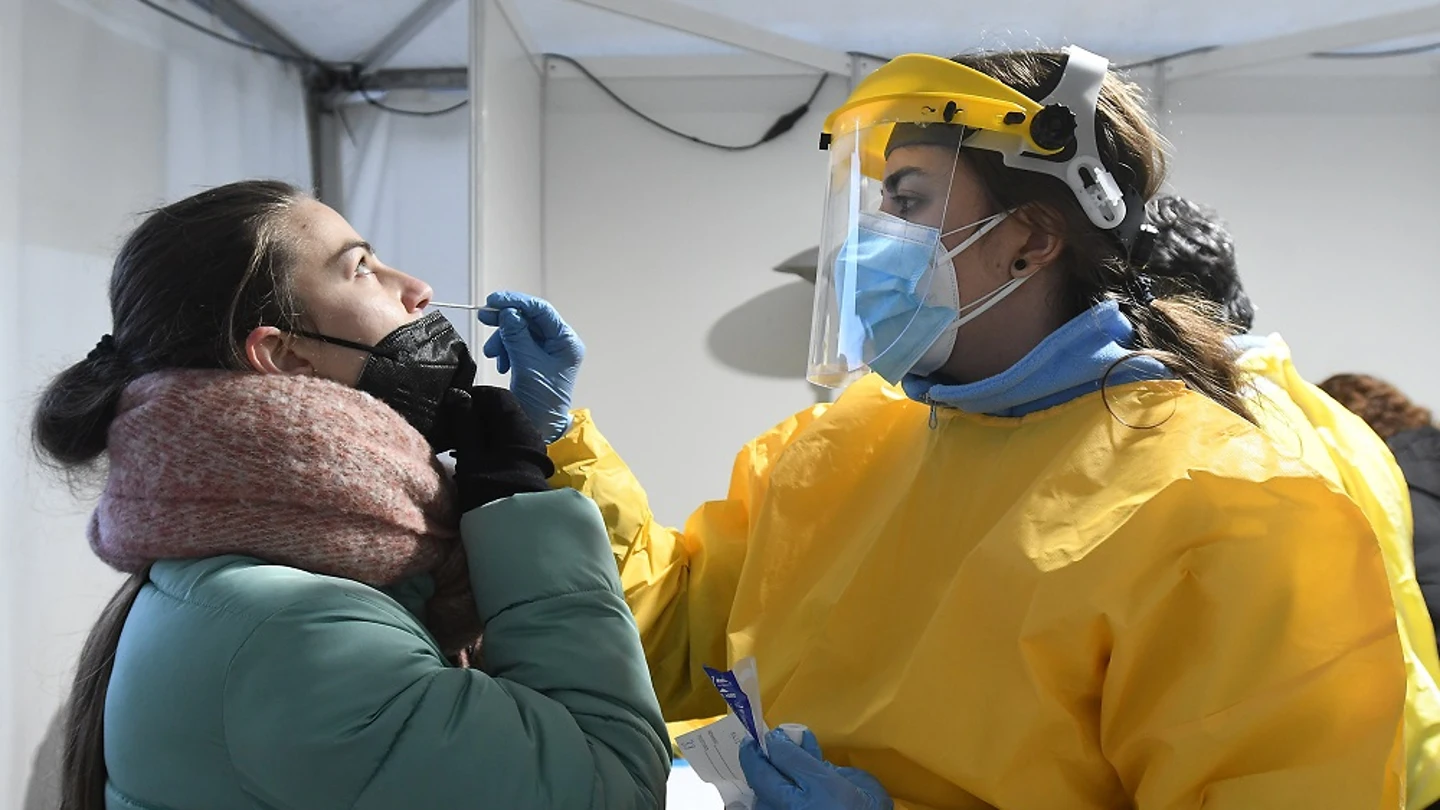 Una técnico sanitaria toma una muestra para un test de antígenos Una técnico sanitaria toma una muestra para un test de antígenos
