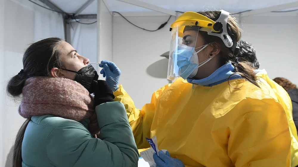 Una técnico sanitaria toma una muestra para un test de antígenos