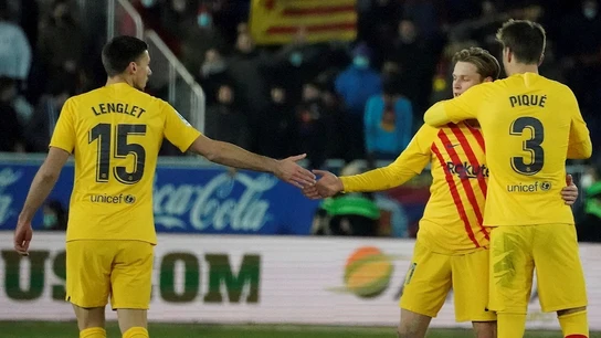 Piqué y Lenglet felicitan a De Jong Piqué y Lenglet felicitan a De Jong