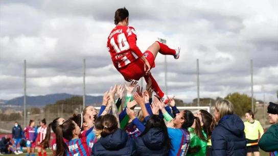 Virginia Torrecilla, emocionada y manteada tras su regreso al fútbol: "Esto acaba de empezar" La jugadora balear ha sido manteada por el FC Barcelona