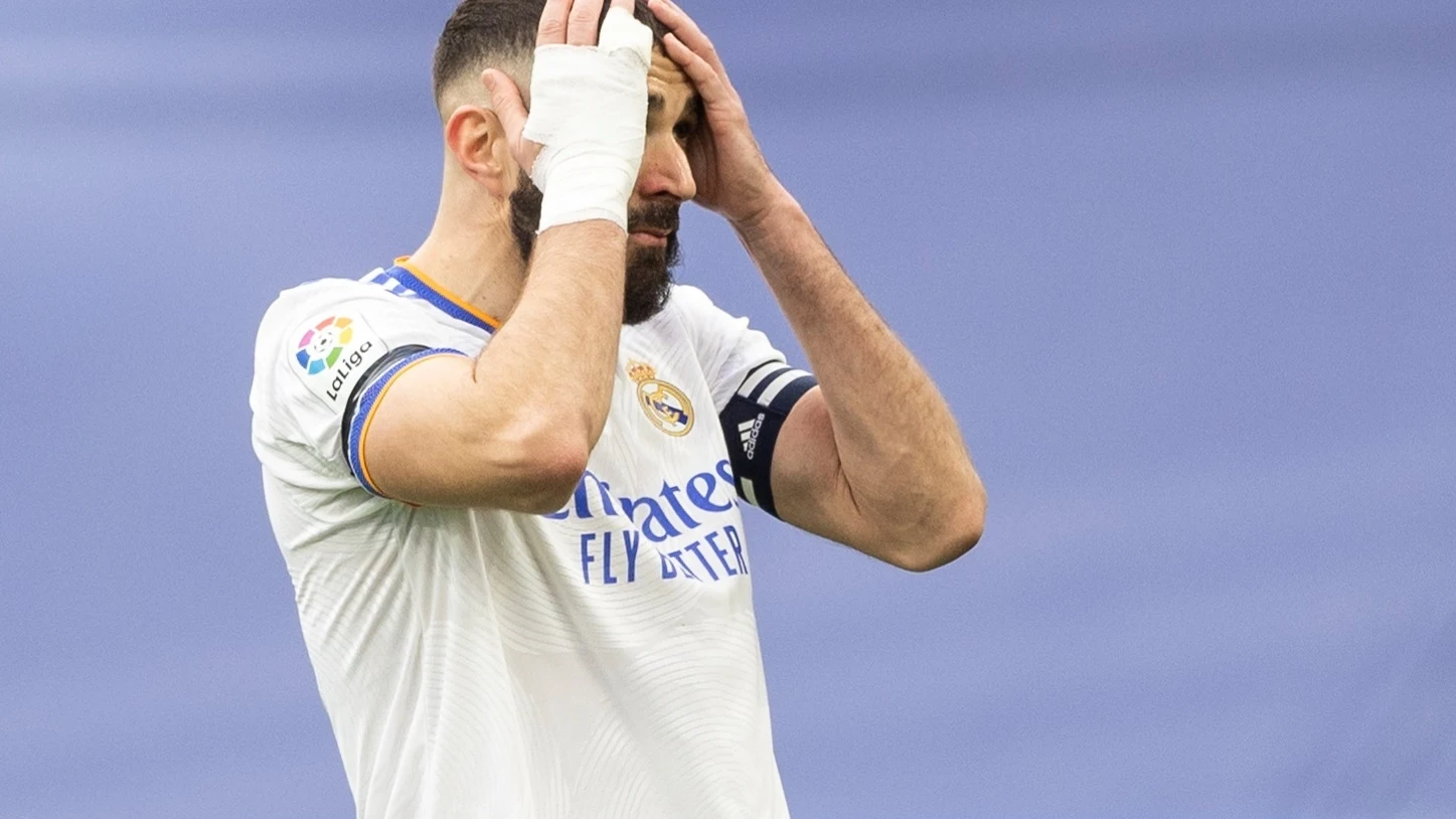 Benzema, con las manos en la cabeza