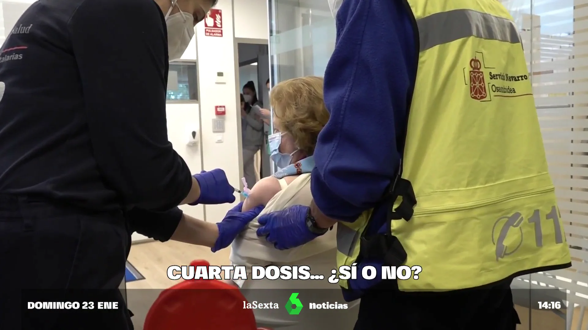 Una mujer recibe la vacuna frente al coronavirus