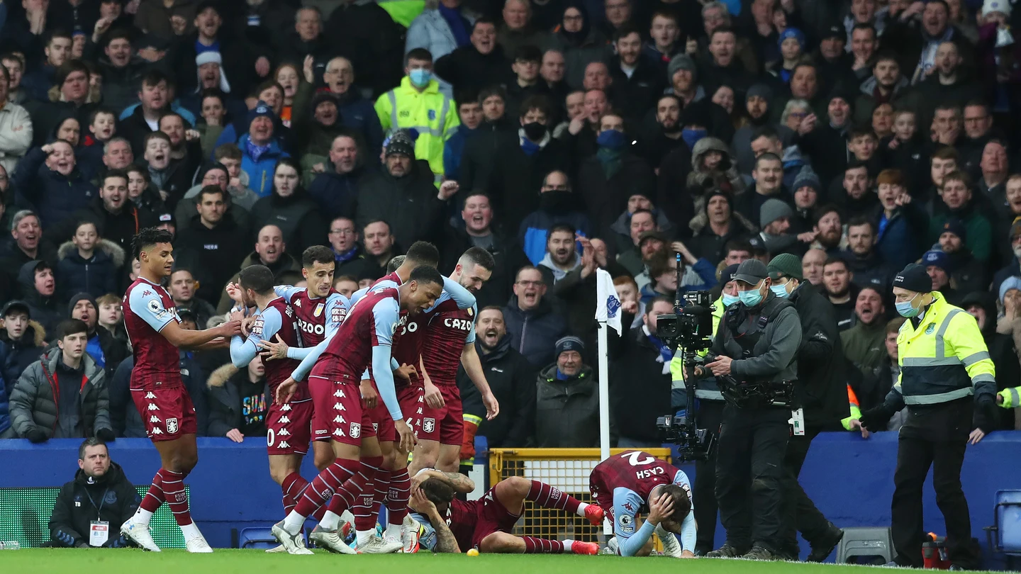 Lucas Digne y Matty Cash, agredidos durante el Everton - Aston Villa Lucas Digne y Matty Cash, agredidos durante el Everton - Aston Villa