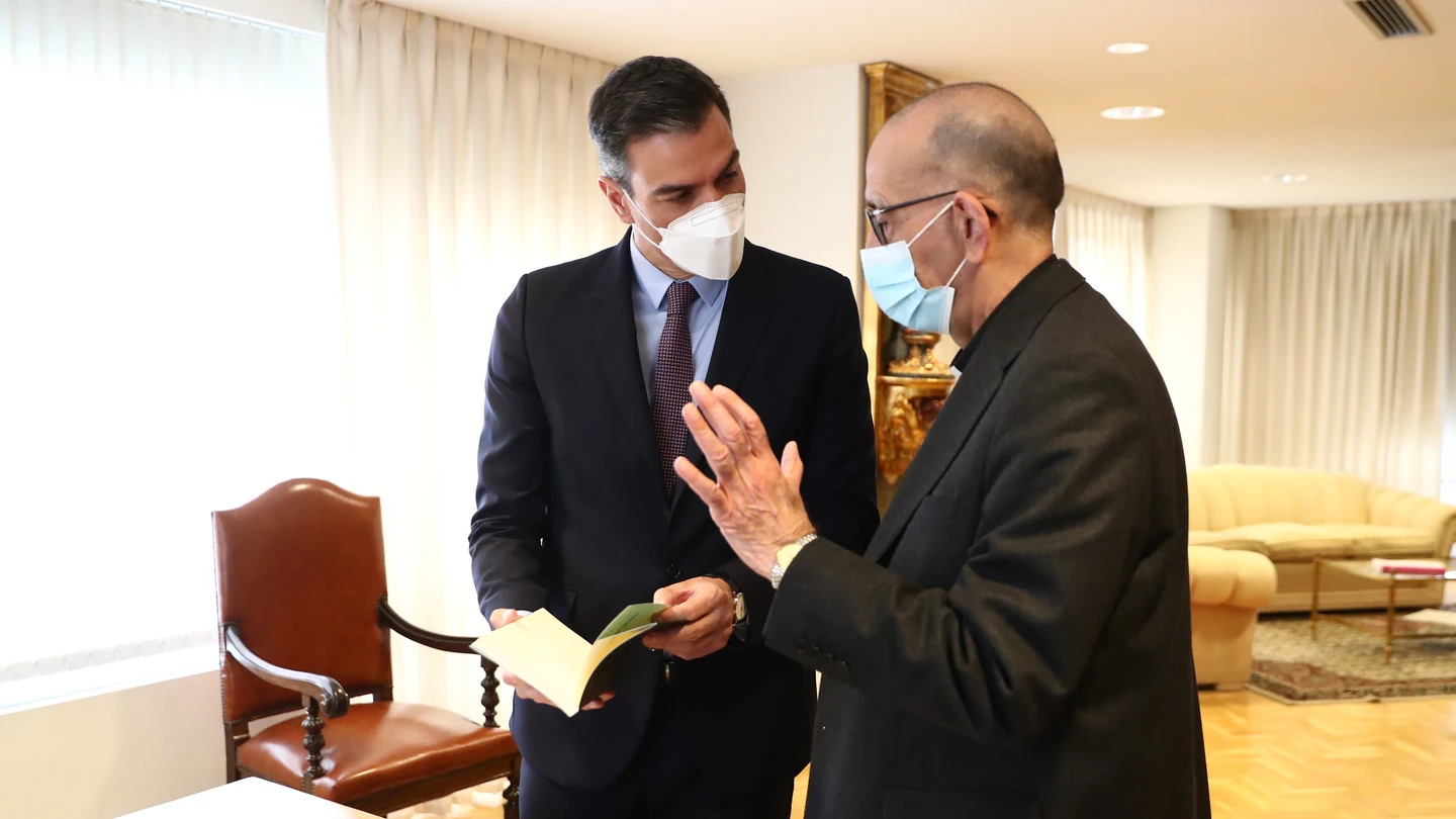 El presidente del Gobierno, Pedro Sánchez, junto al presidente de la Conferencia Episcopal, Juan José Omella. El presidente del Gobierno, Pedro Sánchez, junto al presidente de la Conferencia Episcopal, Juan José Omella.