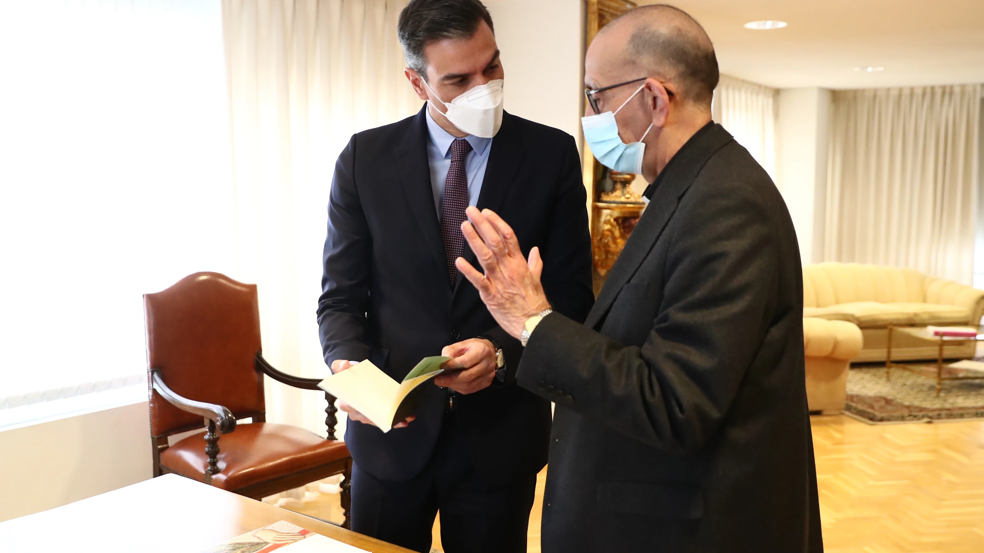 El presidente del Gobierno, Pedro Sánchez, junto al presidente de la Conferencia Episcopal, Juan José Omella.