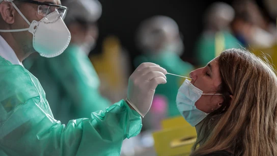 Una mujer se realiza una prueba PCR Una mujer se realiza una prueba PCR