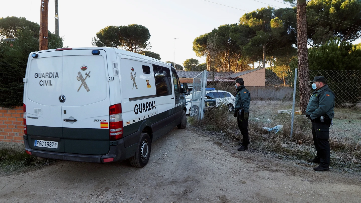 La Guardia Civil accede al chalet de Ramón 'El Manitas', detenido por la desaparición de Esther La Guardia Civil accede al chalet de Ramón 'El Manitas', detenido por la desaparición de Esther