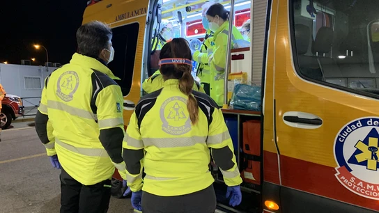 Imagen de archivo de los sanitarios de SAMUR Protección Civil atendiendo a una persona en la ambulancia Imagen de archivo de los sanitarios de SAMUR Protección Civil atendiendo a una persona en la ambulancia