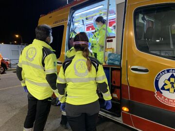 Sanitarios de SAMUR Protección Civil atendiendo al joven en una ambulancia