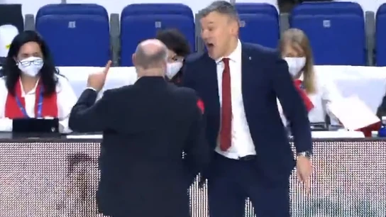Bronca entre Pablo Laso y Jasikevicius al final del Clásico de baloncesto Bronca entre Pablo Laso y Jasikevicius al final del Clásico de baloncesto