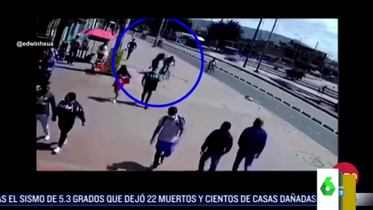 Una mujer impide que le roben el móvil con una impresionante maniobra Una joven consigue recuperar su teléfono móvil tras el intento de robo de un ladrón, y sorprendentemente esto no es lo único que se lleva