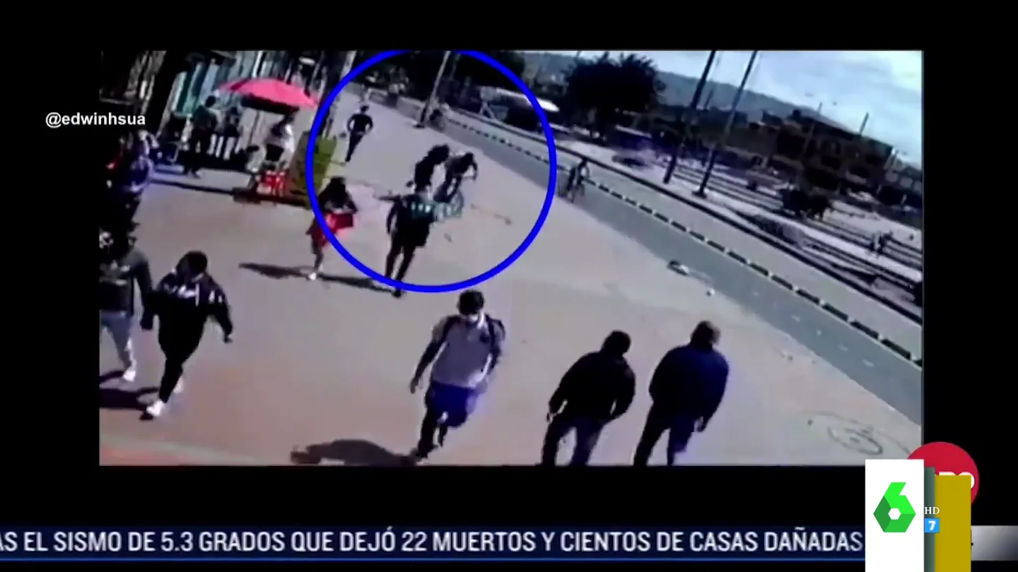 Una mujer impide que le roben el móvil con una impresionante maniobra Una joven consigue recuperar su teléfono móvil tras el intento de robo de un ladrón, y sorprendentemente esto no es lo único que se lleva