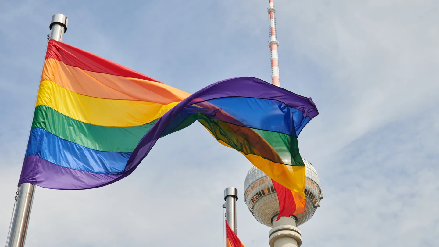 Una bandera LGTBI ondea en Berlín, Alemania (archivo) Una bandera LGTBI ondea en Berlín, Alemania (archivo)
