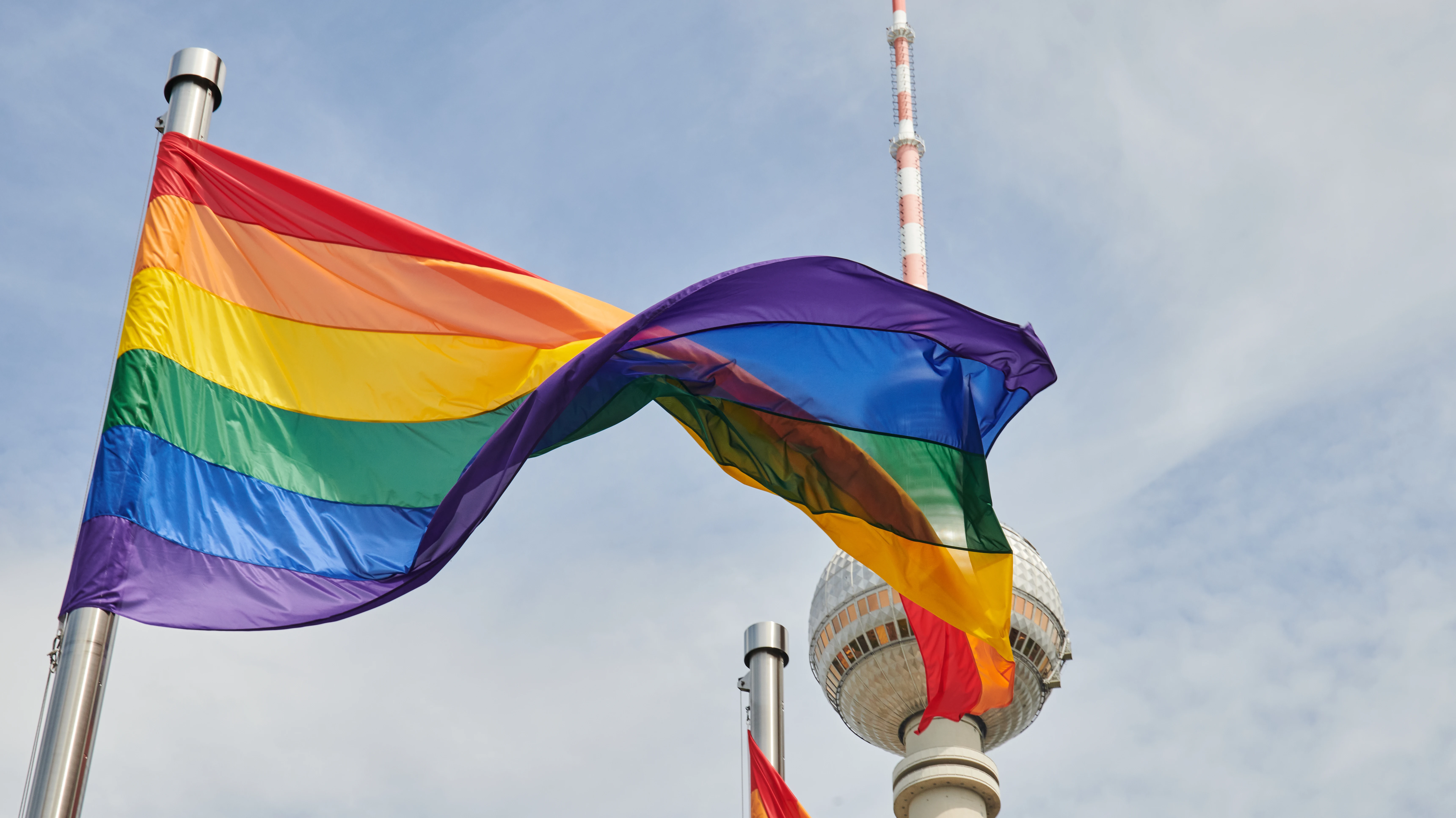 Una bandera LGTBI ondea en Berlín, Alemania (archivo)