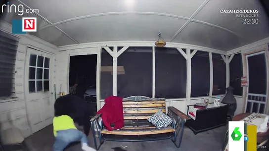 La increíble actuación de un hombre que se enfrenta a un oso para proteger a sus perros La increíble actuación de un hombre que se enfrenta a un oso para proteger a sus perros