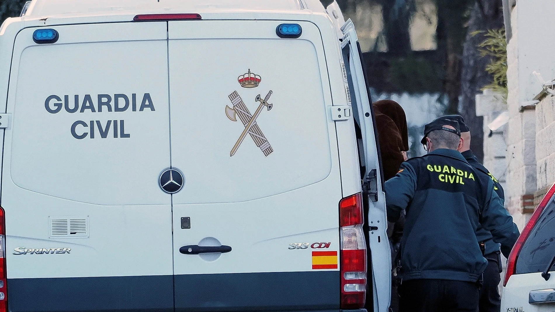 Imagen de Ramón 'El Manitas' subiendo a un furgón de la Guardia Civil