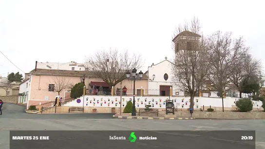 La guerra abierta entre los vecinos de Topares y la Iglesia por la propiedad de unos locales parroquiales La guerra abierta entre los vecinos de Topares y la Iglesia por la propiedad de unos locales parroquiales