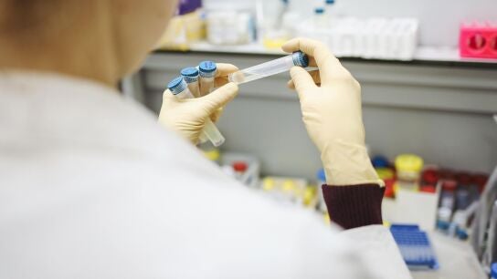 Vacunas COVID y cambios en la menstruaci&oacute;n: afectan a algunas mujeres pero son "leves y transitorios" 