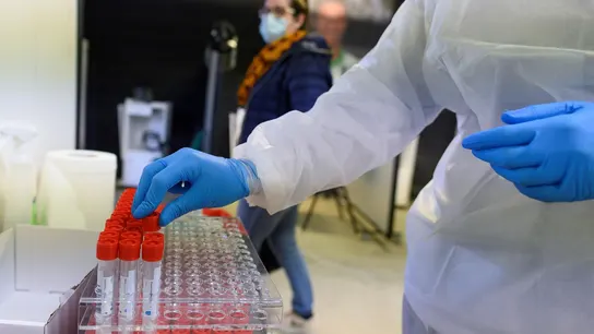 Imagen de archivo de personal sanitario realizando pruebas PCR Imagen de archivo de personal sanitario realizando pruebas PCR