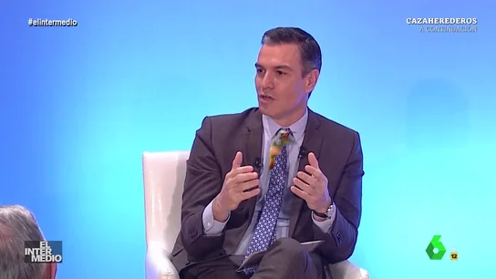 Vídeo manipulado - Un pájaro revolotea entre las manos de Pedro Sánchez durante una charla Vídeo manipulado - Un pájaro revolotea entre las manos de Pedro Sánchez durante una charla