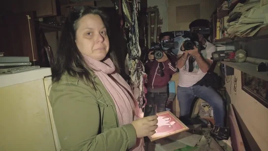 La emoción de Teresa al encontrar su libro de familia en el piso heredado de su padre, quien la abandonó con dos años La emoción de Teresa al encontrar su libro de familia en el piso heredado de su padre, quien la abandonó con dos años