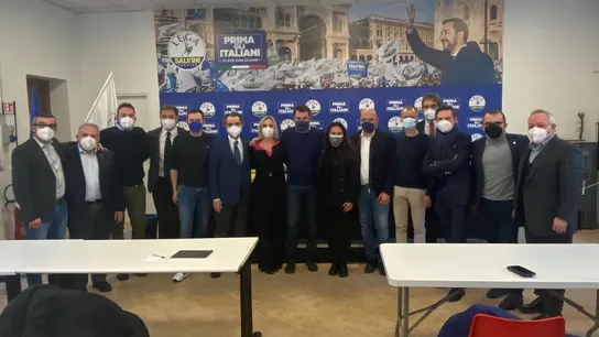 Polémica en Italia por esta foto de Salvini: le acusan de retocarla para poner mascarillas a los miembros de su partido Polémica en Italia por esta foto de Salvini: le acusan de retocarla para poner mascarillas a los miembros de su partido