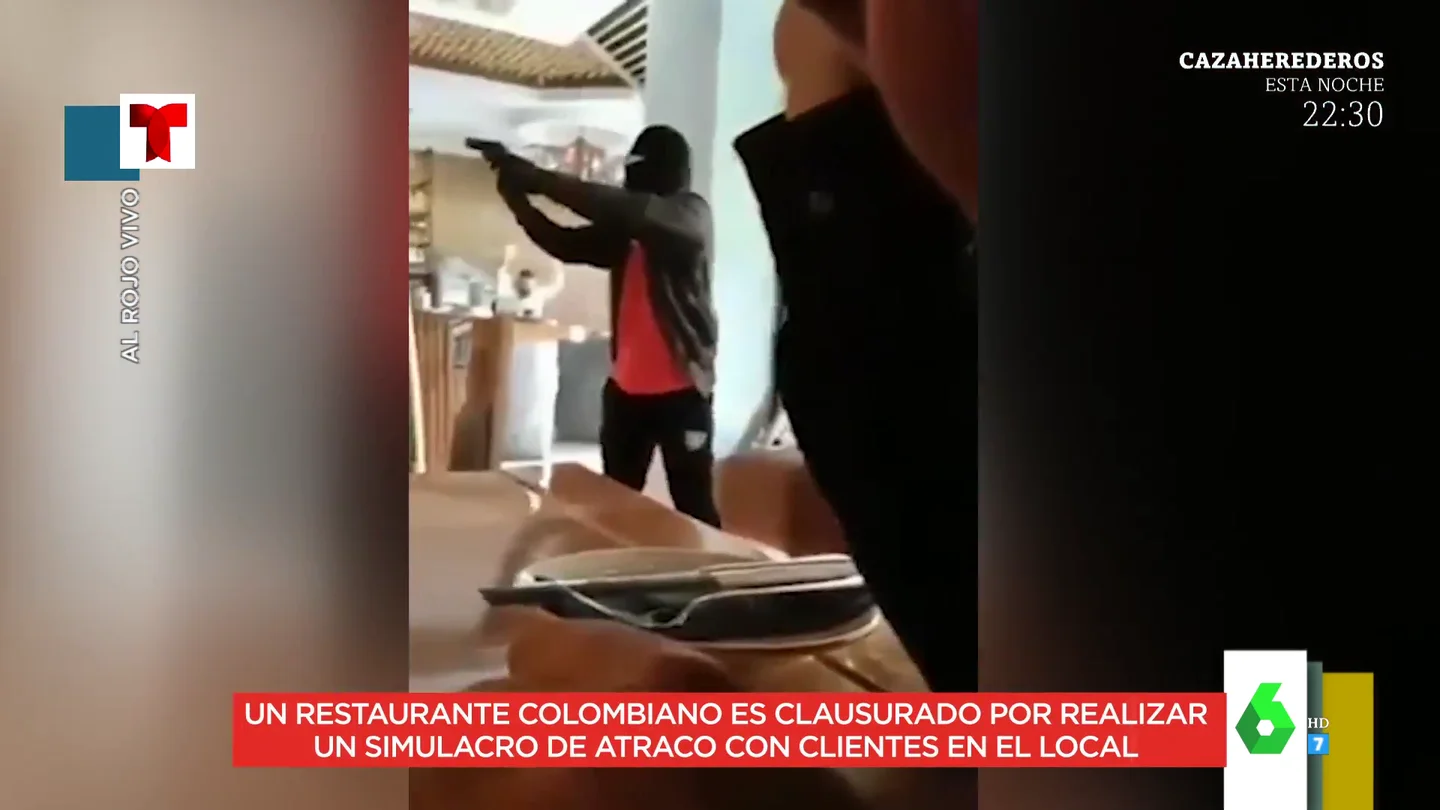Así es el impactante simulacro de robo que hace el dueño de un restaurante con clientes dentro Así es el impactante simulacro de robo que hace el dueño de un restaurante con clientes dentro