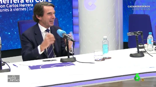 Vídeo manipulado - Aznar comienza a hacer un zapateado en mitad de la entrevista con Carlos Herrera Vídeo manipulado - Aznar comienza a hacer un zapateado en mitad de la entrevista con Carlos Herrera