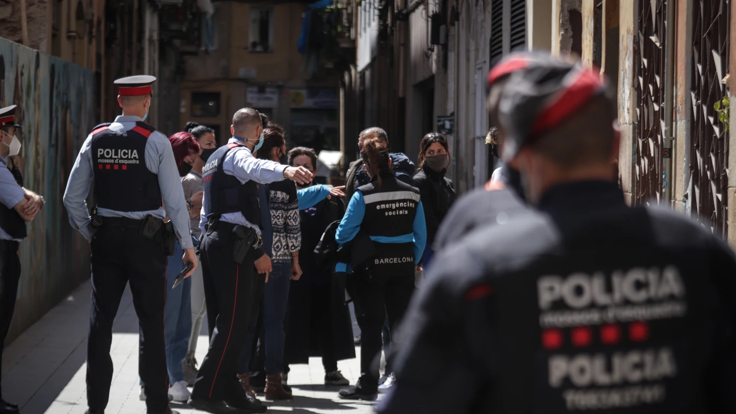 Mossos d’esquadra intervienen durante un desahucio en Barcelona Mossos d’esquadra intervienen durante un desahucio en Barcelona