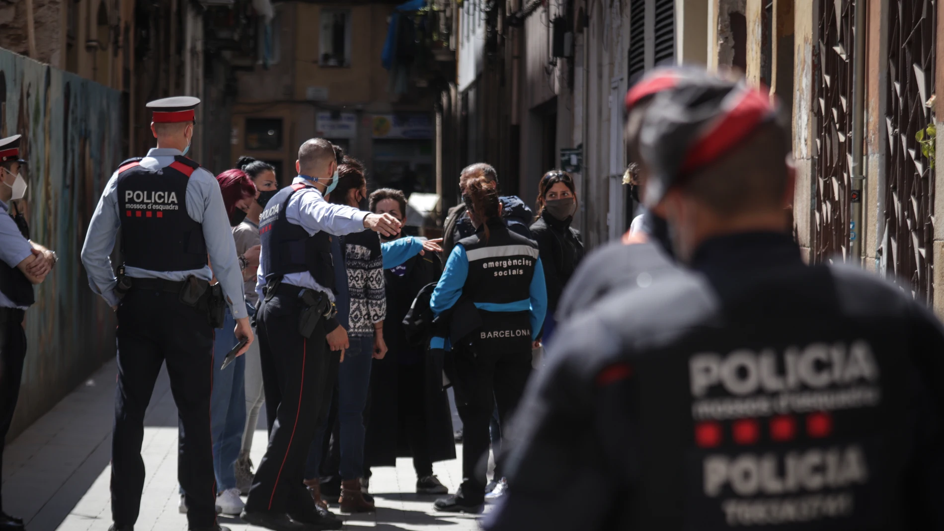 Mossos d’esquadra intervienen durante un desahucio en Barcelona