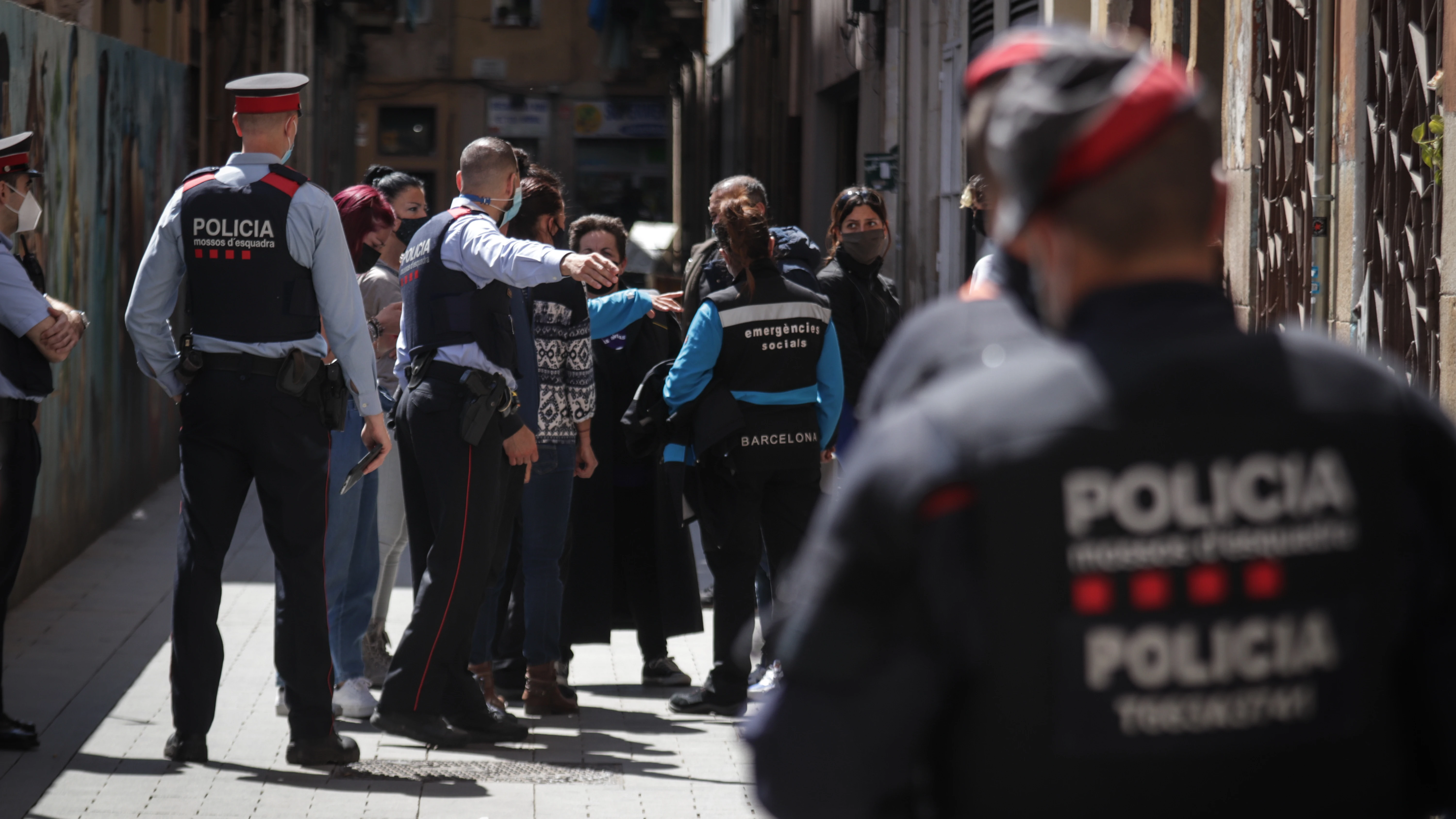 Mossos d’esquadra intervienen durante un desahucio en Barcelona