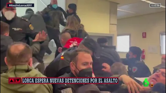 Momento del asalto al pleno del Ayuntamiento de Lorca Momento del asalto al pleno del Ayuntamiento de Lorca