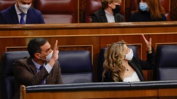 Pedro Sánchez junto a la ministra de Trabajo, Yolanda Díaz