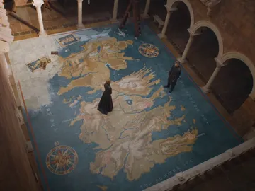 Cersei Lannister en el patio de la fortaleza roja Cersei Lannister en el patio de la fortaleza roja