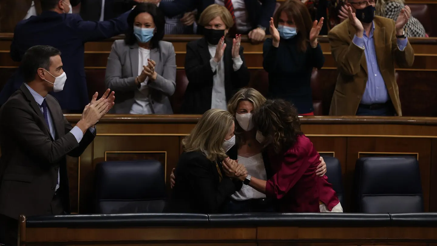 Pedro Sánchez, Nadia Calviño, Yolanda Díaz y María Jesús Montero, aplauden y se abrazan después de que el pleno del Congreso Pedro Sánchez, Nadia Calviño, Yolanda Díaz y María Jesús Montero, aplauden y se abrazan después de que el pleno del Congreso