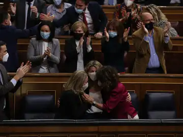 Pedro Sánchez, Nadia Calviño, Yolanda Díaz y María Jesús Montero, aplauden y se abrazan después de que el pleno del Congreso 