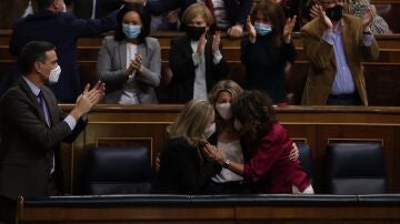 Pedro Sánchez, Nadia Calviño, Yolanda Díaz y María Jesús Montero, aplauden y se abrazan después de que el pleno del Congreso 
