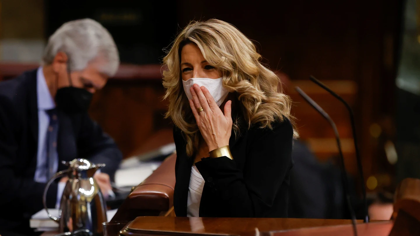 La vicepresidenta segunda y ministra de Trabajo, Yolanda Díaz, sube a la tribuna del Congreso para defender la reforma laboral. La vicepresidenta segunda y ministra de Trabajo, Yolanda Díaz, sube a la tribuna del Congreso para defender la reforma laboral.