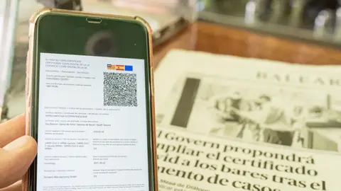 Imagen de archivo de un certificado covid en un smartphone Imagen de archivo de un certificado covid en un smartphone