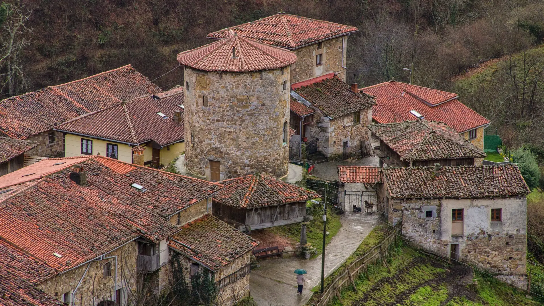 Vista aérea de un pueblo de Asturias, España