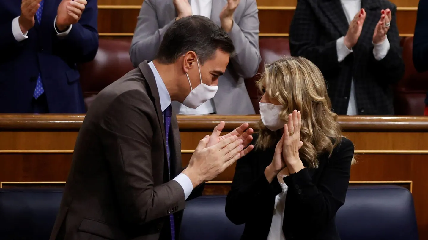 Sánchez felicita a la ministra de Trabajo, Yolanda Díaz, tras su intervención en el Congreso (Archivo) Sánchez felicita a la ministra de Trabajo, Yolanda Díaz, tras su intervención
