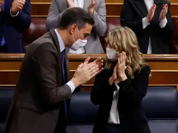 Sánchez felicita a la ministra de Trabajo, Yolanda Díaz, tras su intervención