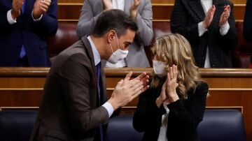 Sánchez felicita a la ministra de Trabajo, Yolanda Díaz, tras su intervención en el Congreso (Archivo)