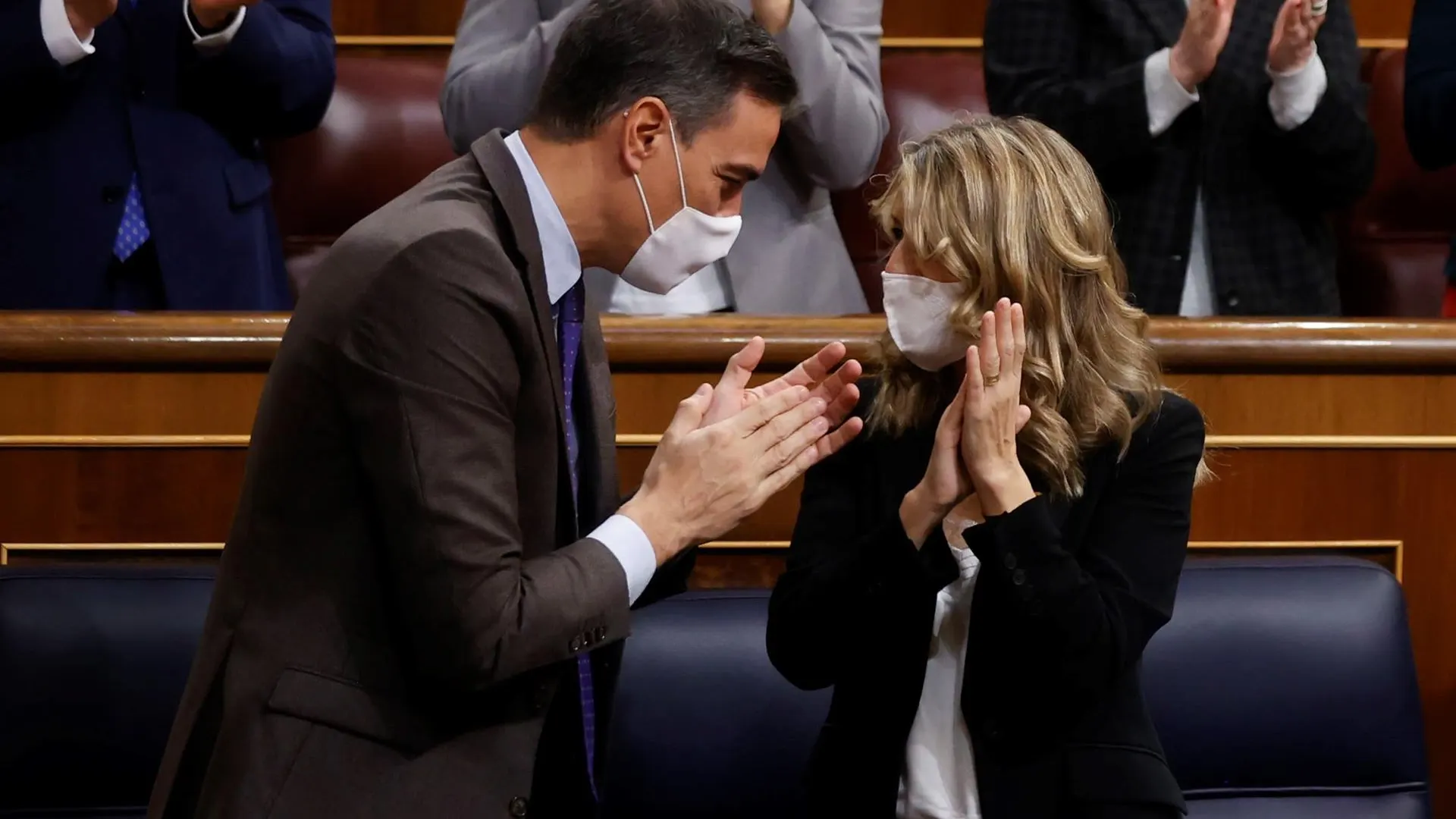 Sánchez felicita a la ministra de Trabajo, Yolanda Díaz, tras su intervención