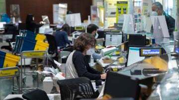 Varios empleados trabajan en la Oficina de Correos de Cibeles, Madrid (2021)
