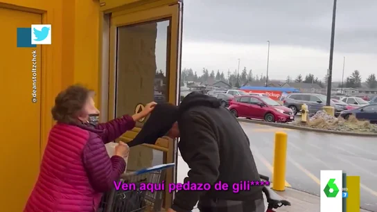 El sorprendente vídeo de una señora que evita el robo de un ladrón en un supermercado El sorprendente vídeo de una señora que evita el robo de un ladrón en un supermercado