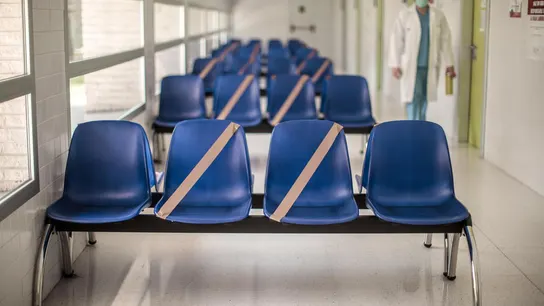 Sala de espera de un centro da salud Sala de espera de un centro da salud